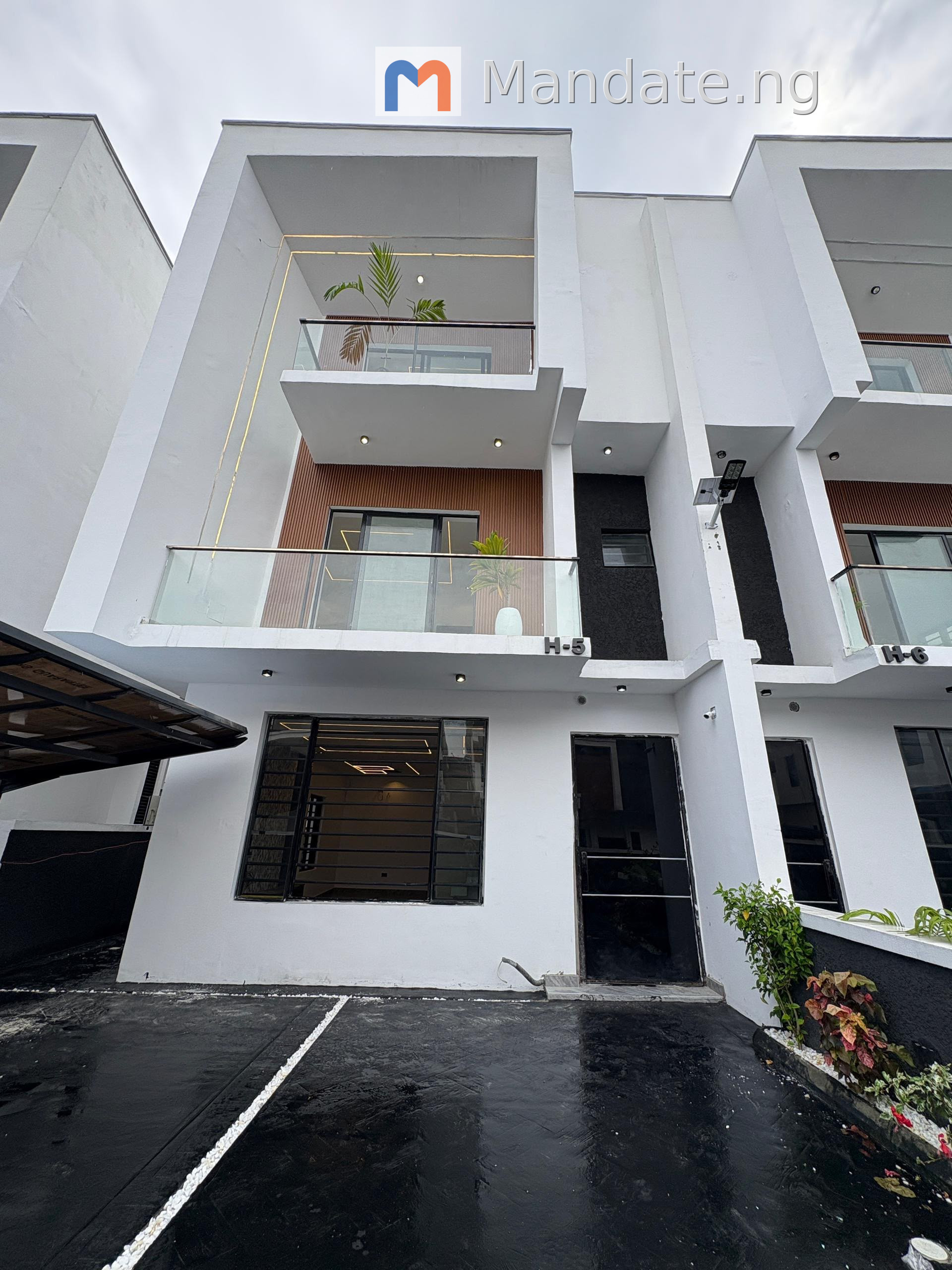 Neatly Used 4 Bedroom Semi Detached Duplex/BQ in Chevron Lekki For Sale in in Chevron Lekki Lekki Lagos photo 2