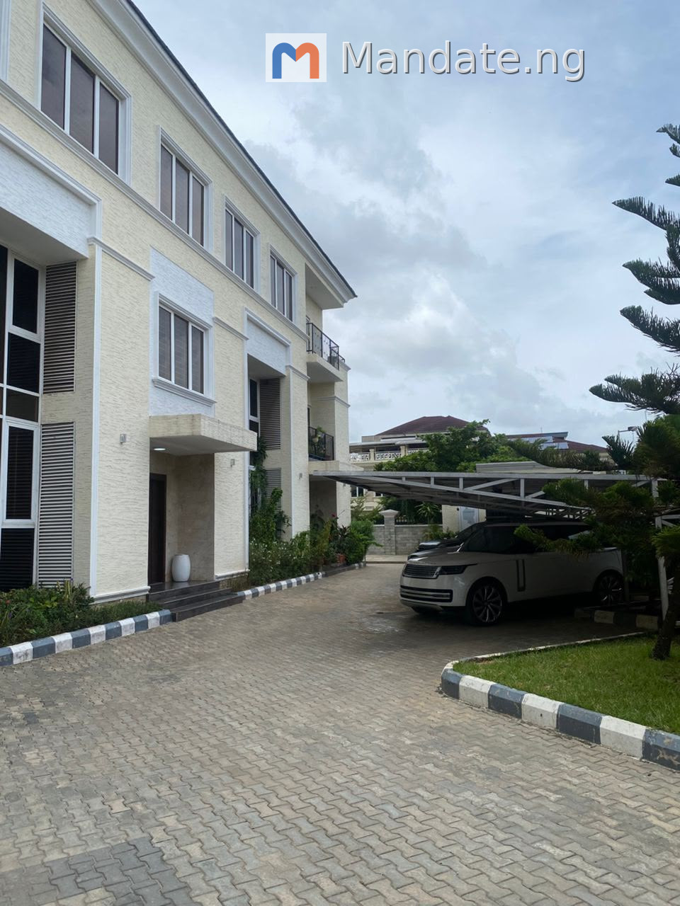 Spacious and luxury Unfurnished 3bedroom apartment for Sale For Sale in at Banana Island Road, Ikoyi Island Banana Island Lagos photo 2