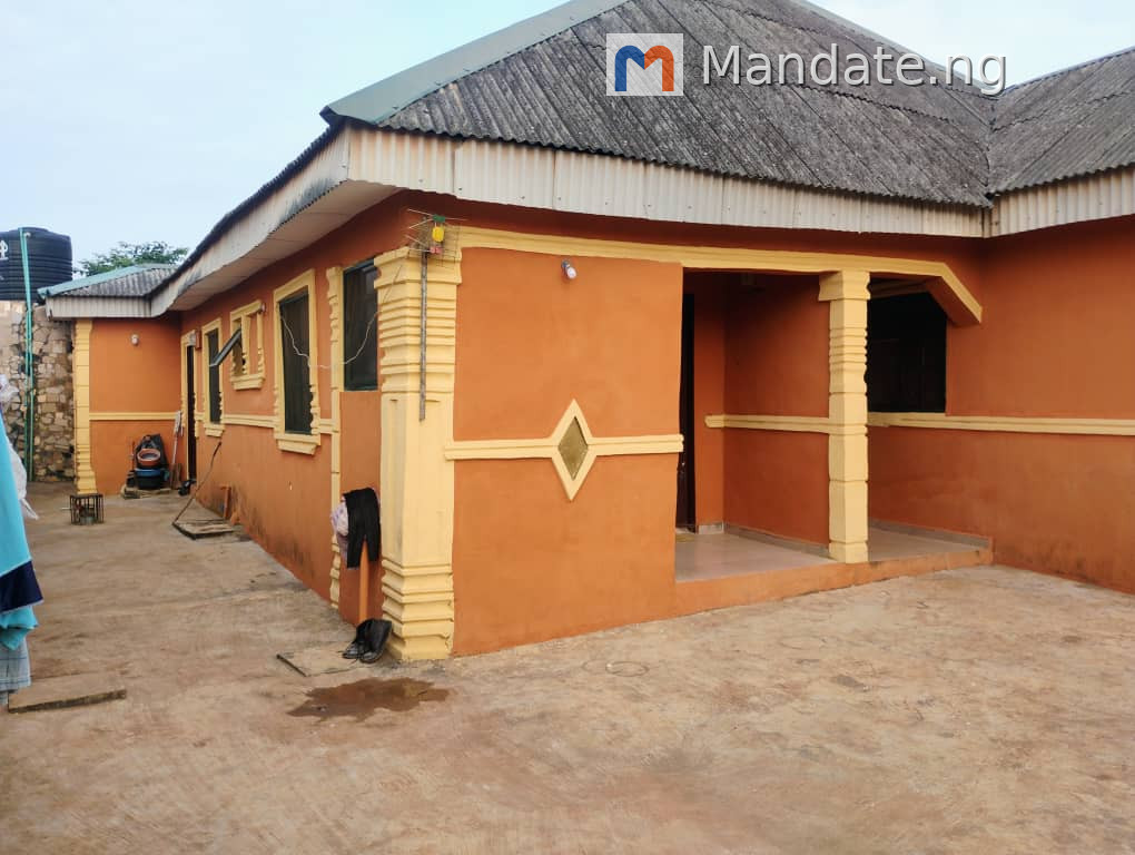 3 Bedrooms Flat for Sale in Ikorodu, Lagos For Sale in back of Lucky Fibre, Ikorodu, Lagos Ikorodu Lagos photo 3