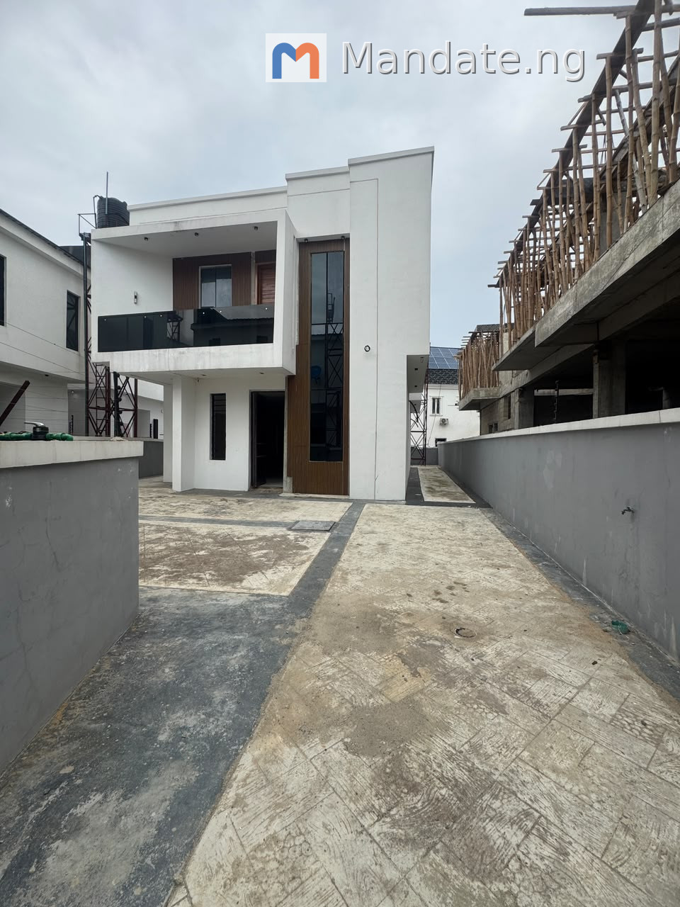DISTRESS SALE — 4-BEDROOM SEMI-DETACHED DUPLEX in Thomas Estate, Ajah For Sale in in Thomas Estate, Abraham Adesanya, Ajah Adesanya Abraham Adesanya Lagos photo 3