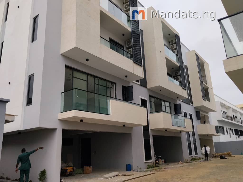DISTRESS SALE — 4-BEDROOM SEMI-DETACHED DUPLEX in Thomas Estate, Ajah For Sale in in Thomas Estate, Abraham Adesanya, Ajah Adesanya Abraham Adesanya Lagos photo 2