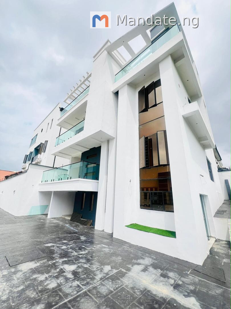5 Bedroom Detached Duplex with Pool and Cinema in Magodo Phase 2 For Sale in in Magodo Phase 2 Agodo Lagos photo 4