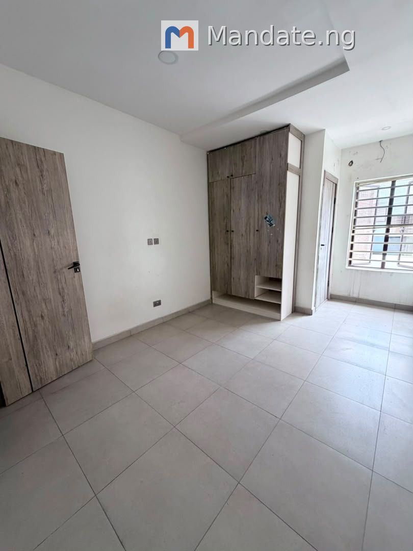 Masters bedroom available for rent in a shared apartment For Rent in Orchid Road before the roundabout Orchid Lagos photo 3