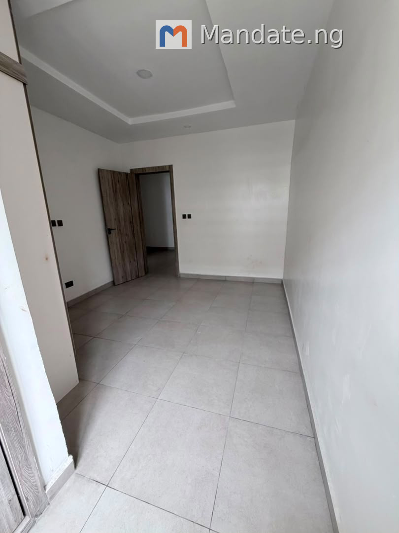 Masters bedroom available for rent in a shared apartment For Rent in Orchid Road before the roundabout Orchid Lagos photo 5