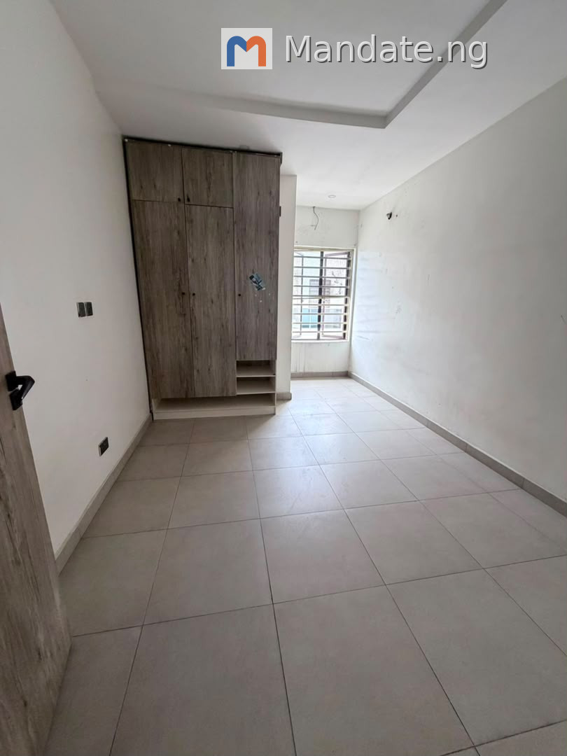 Masters bedroom available for rent in a shared apartment For Rent in Orchid Road before the roundabout Orchid Lagos photo 6