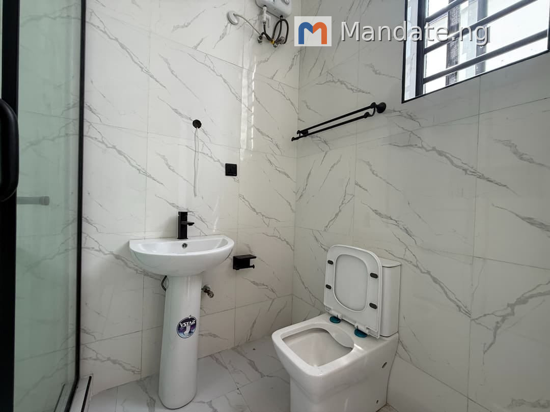 Standard 3beds apartment in Lekki Phase 1 For Rent in in Lekki-phase-1 proper, Lagos Lekki Phase Osborne Phase 2 Lagos photo 6
