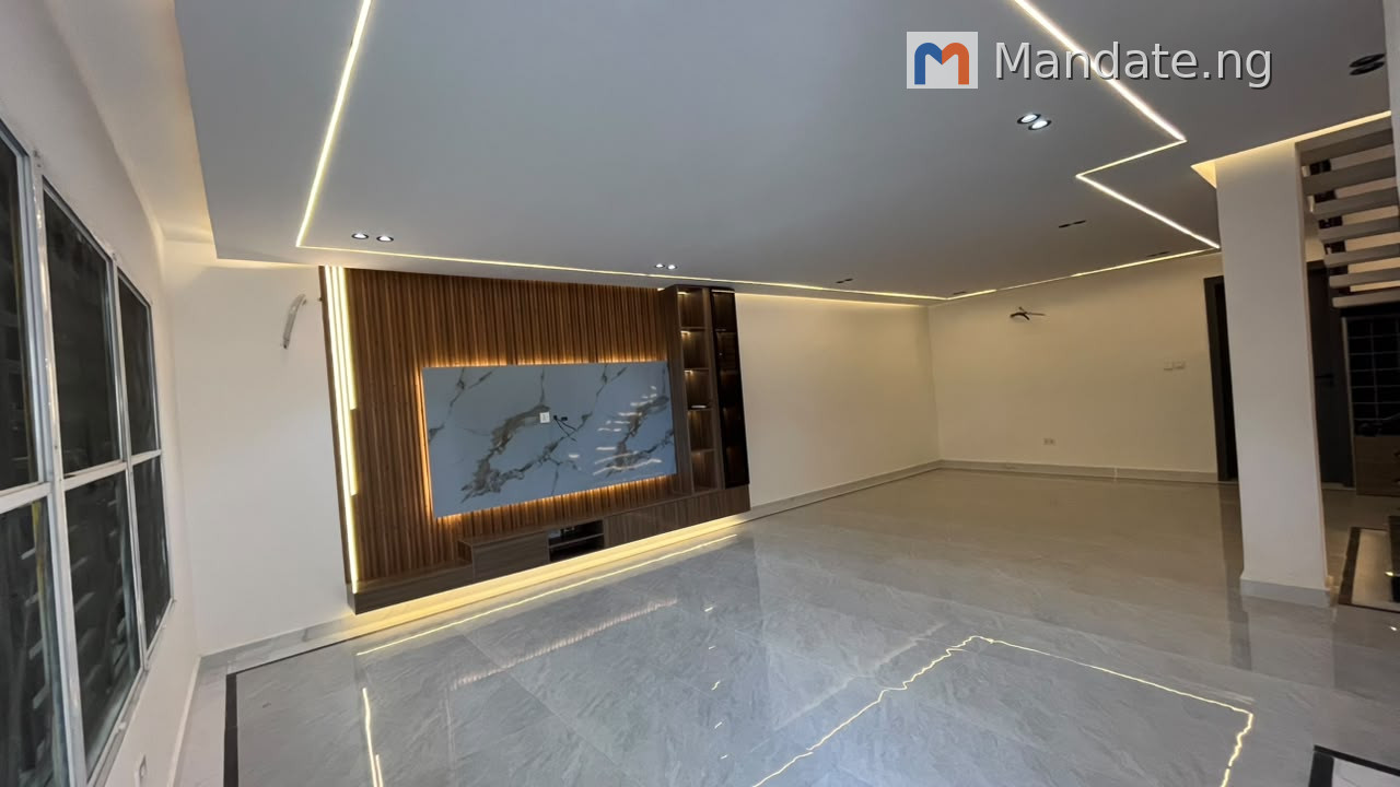 Luxurious Standard 1Bedroom Mini Flat in Chevron For Rent in in Chevron Isheri Olofin Lagos photo 2