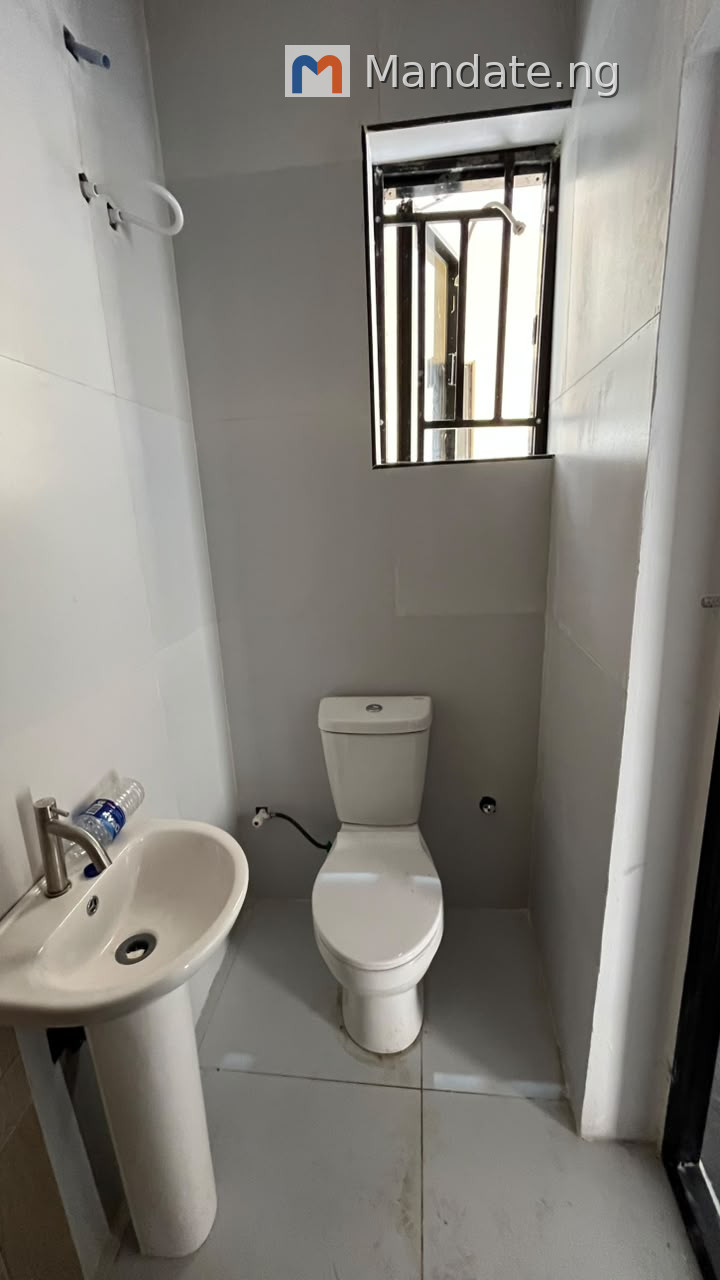 Luxurious Standard 1Bedroom Mini Flat in Chevron For Rent in in Chevron Isheri Olofin Lagos photo 3