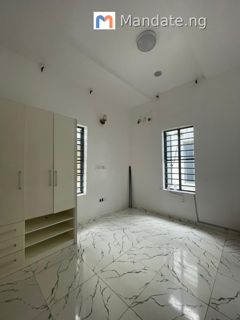 Semi-Master Room Upstairs for Rent in Royal Mews, Orchid For Rent in in Royal Mews, Orchid Orchid Lagos photo 2