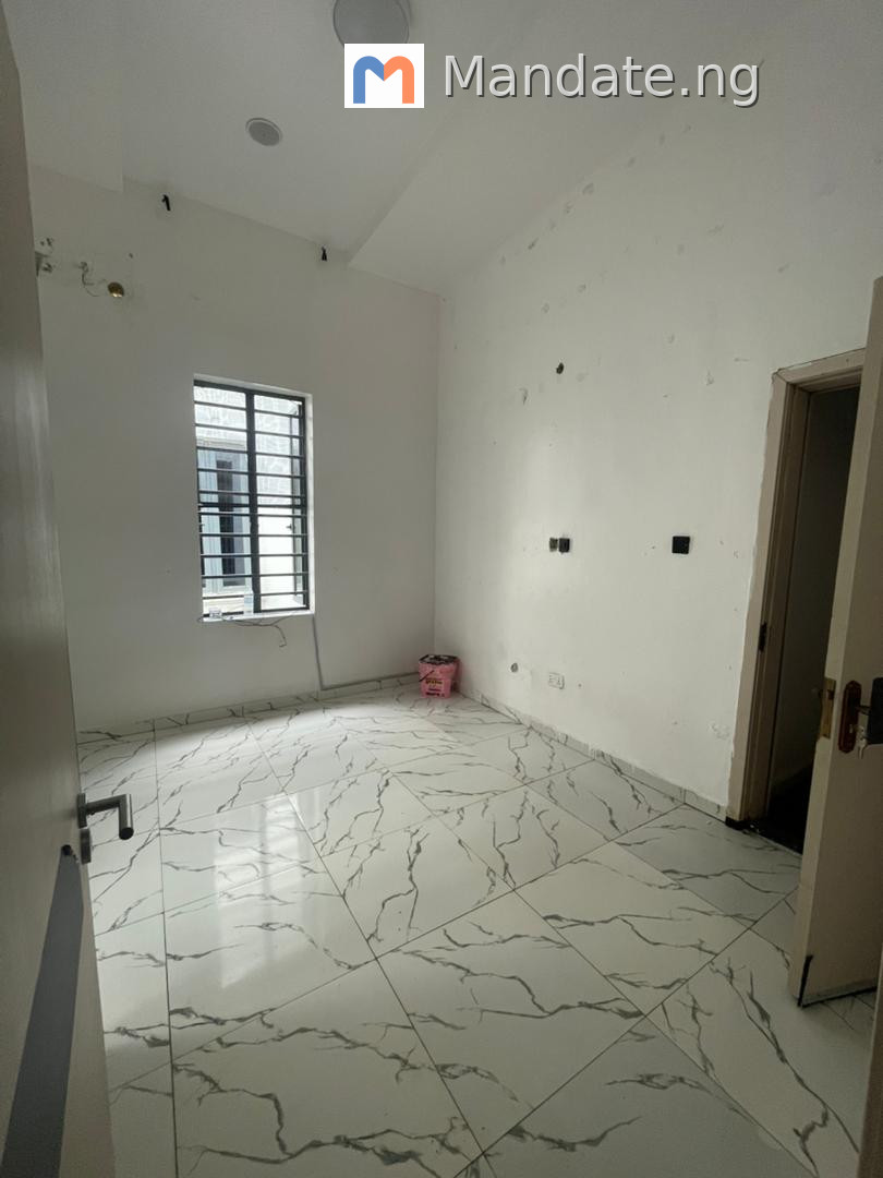 Semi-Master Room Upstairs for Rent in Royal Mews, Orchid For Rent in in Royal Mews, Orchid Orchid Lagos photo 3