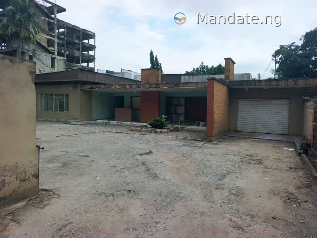 Massive 8 rooms building for rent in Opebi, Ikeja For Rent in @ opebi ikeja Opebi Ikeja Lagos photo 2