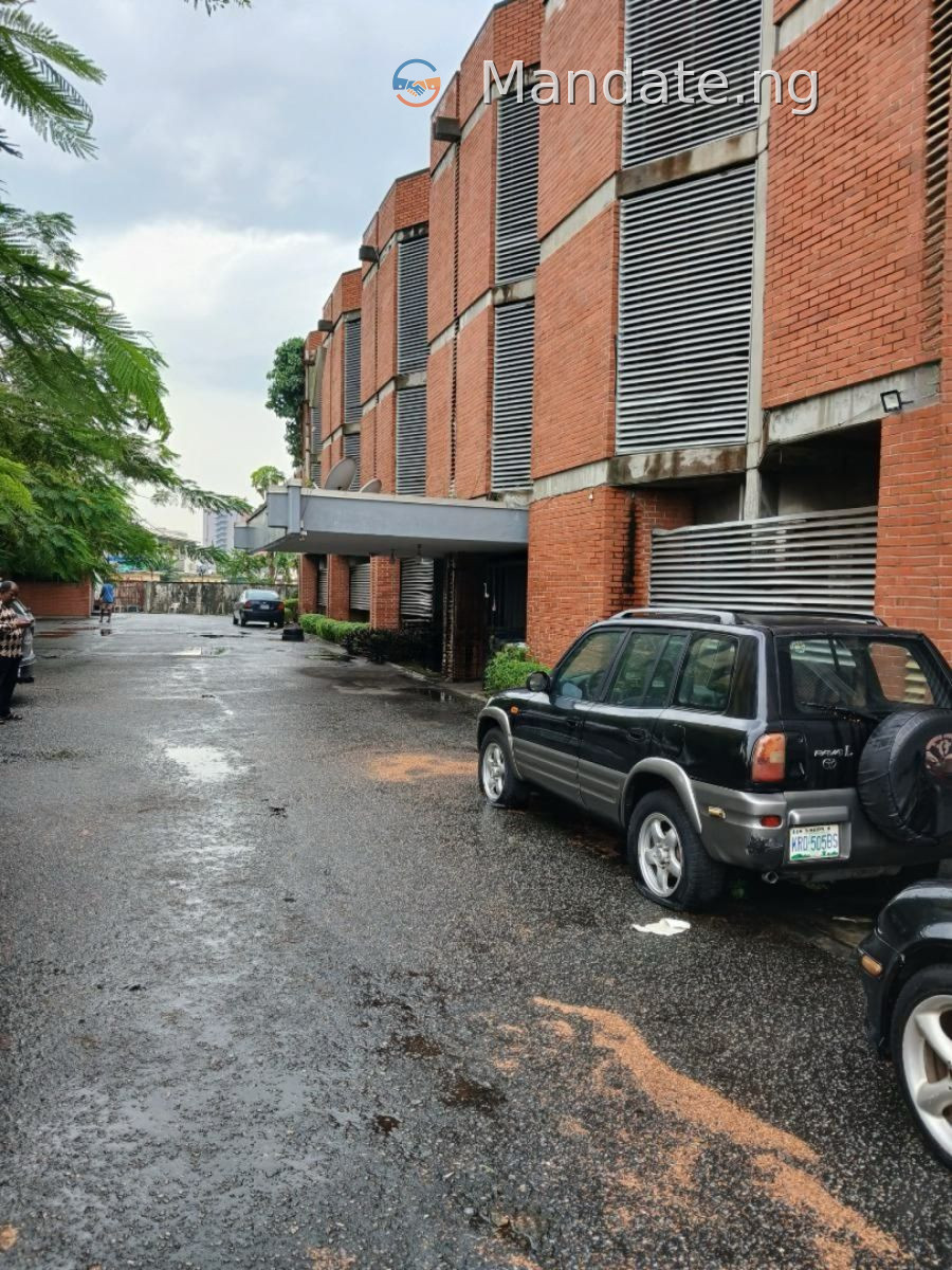 Well-structured hospital building in Southwest Ikoyi, Lagos For Sale in in Southwest Ikoyi, Lagos Isheri Olofin Lagos photo 3
