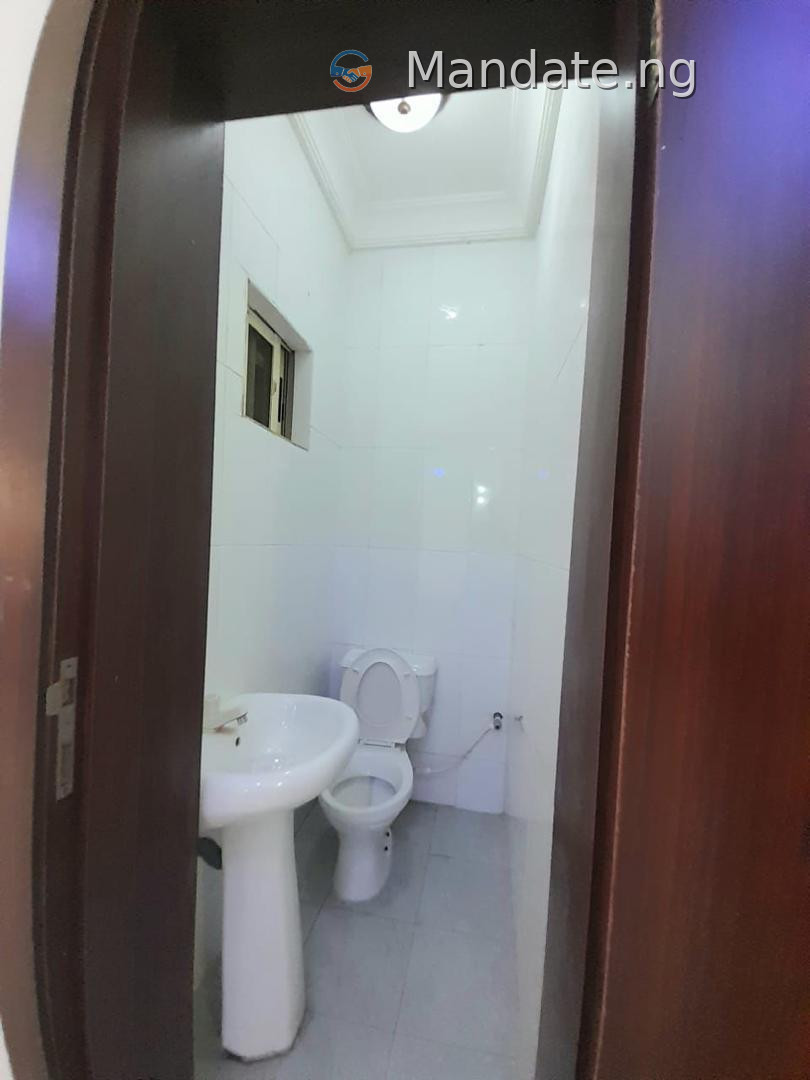 Lovely 3-Bedroom Flat in Thomas Estate, Ajah For Rent in in Thomas Estate, Ajah Ajah Lagos photo 2