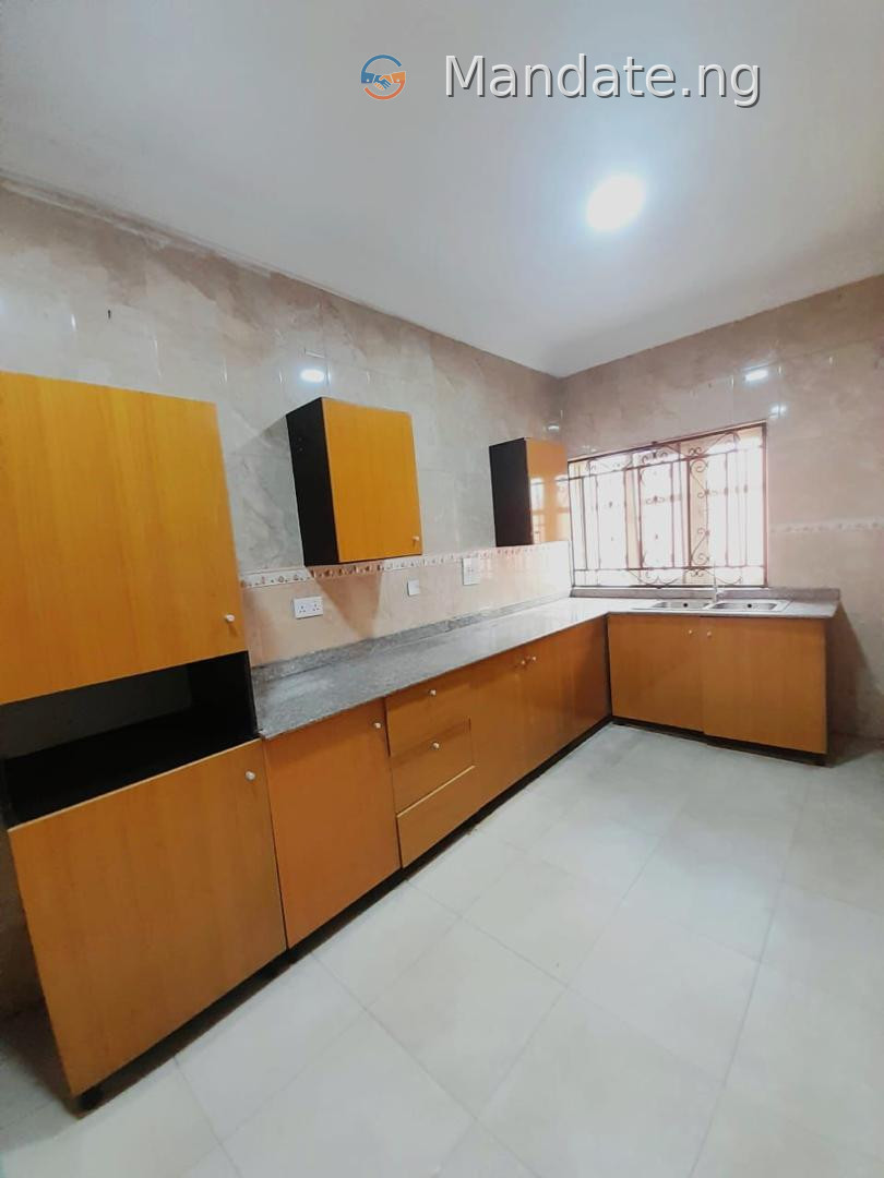 Lovely 3-Bedroom Flat in Thomas Estate, Ajah For Rent in in Thomas Estate, Ajah Ajah Lagos photo 3